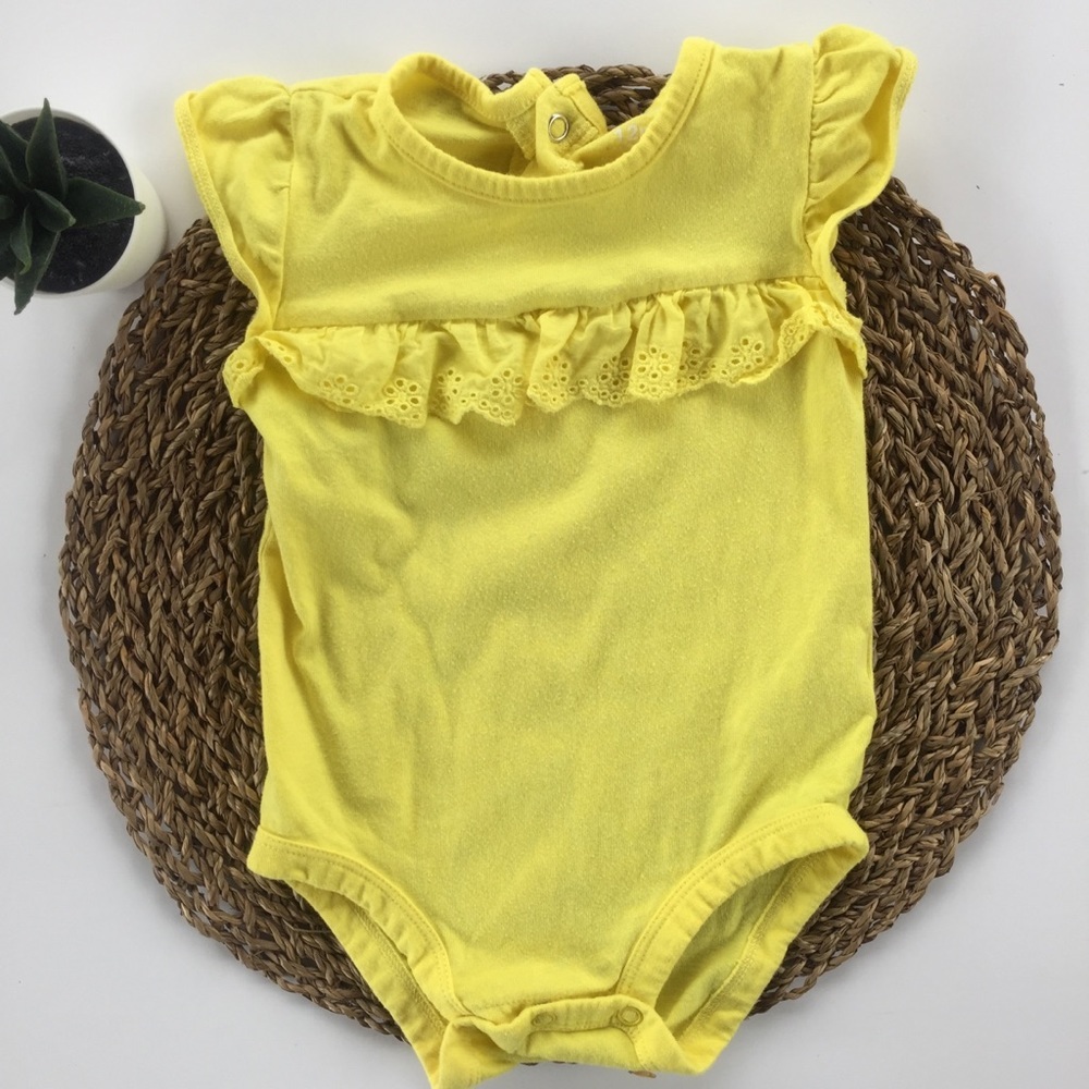 👛[Carter's] Yellow Onesie with Ruffles